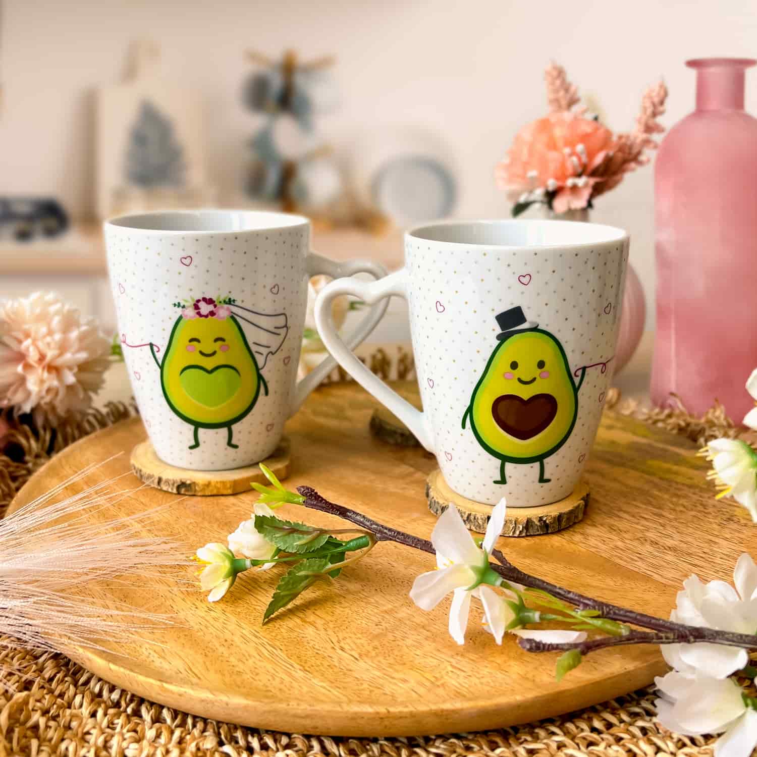 Paar-Tassen zur Hochzeit mit süßem Avocado Figuren als Motiv und einem herzförmigen Henkel