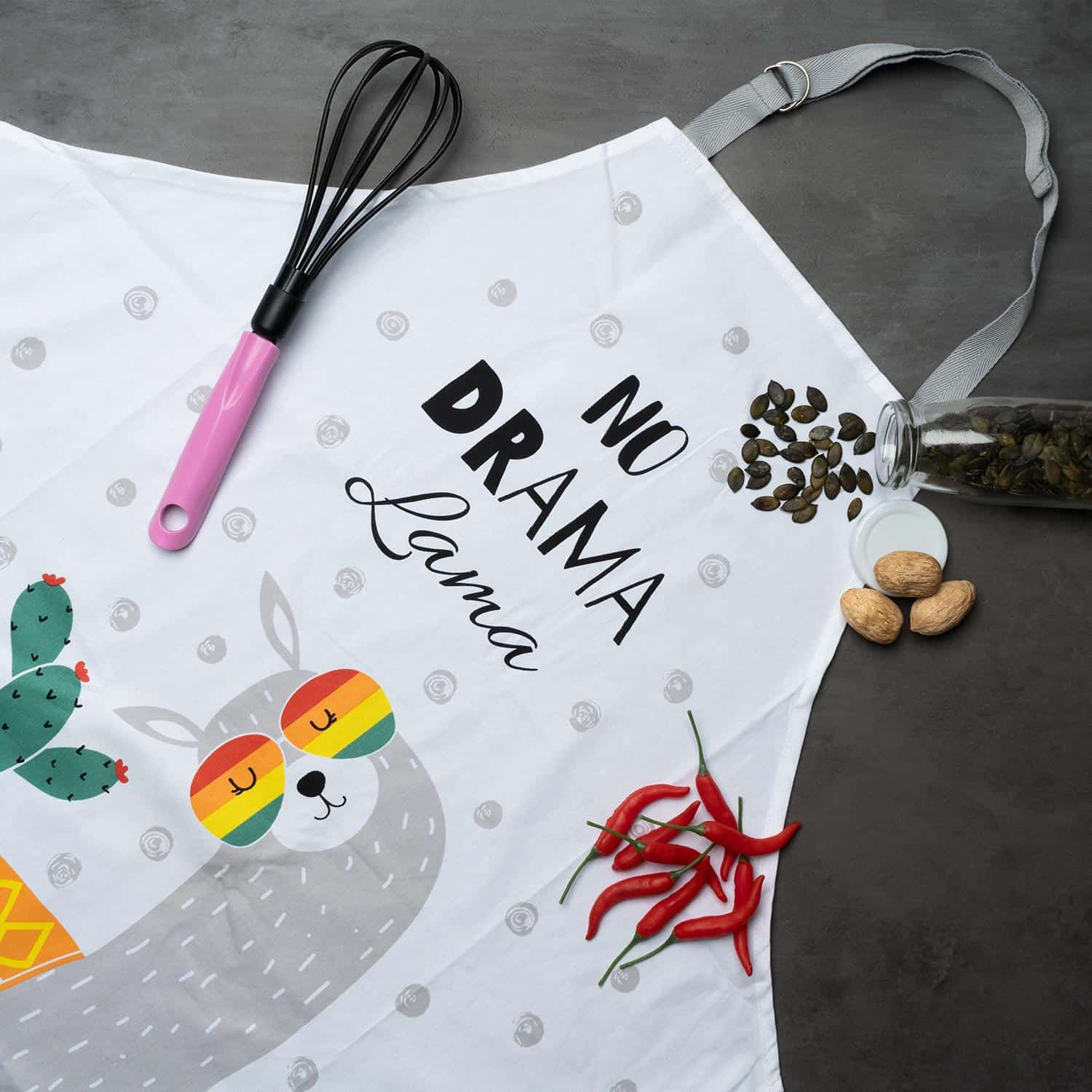 Kochschürze mit Lama und Text "No Drama Lama" mit Regenbogenbrille, schön dekoriert