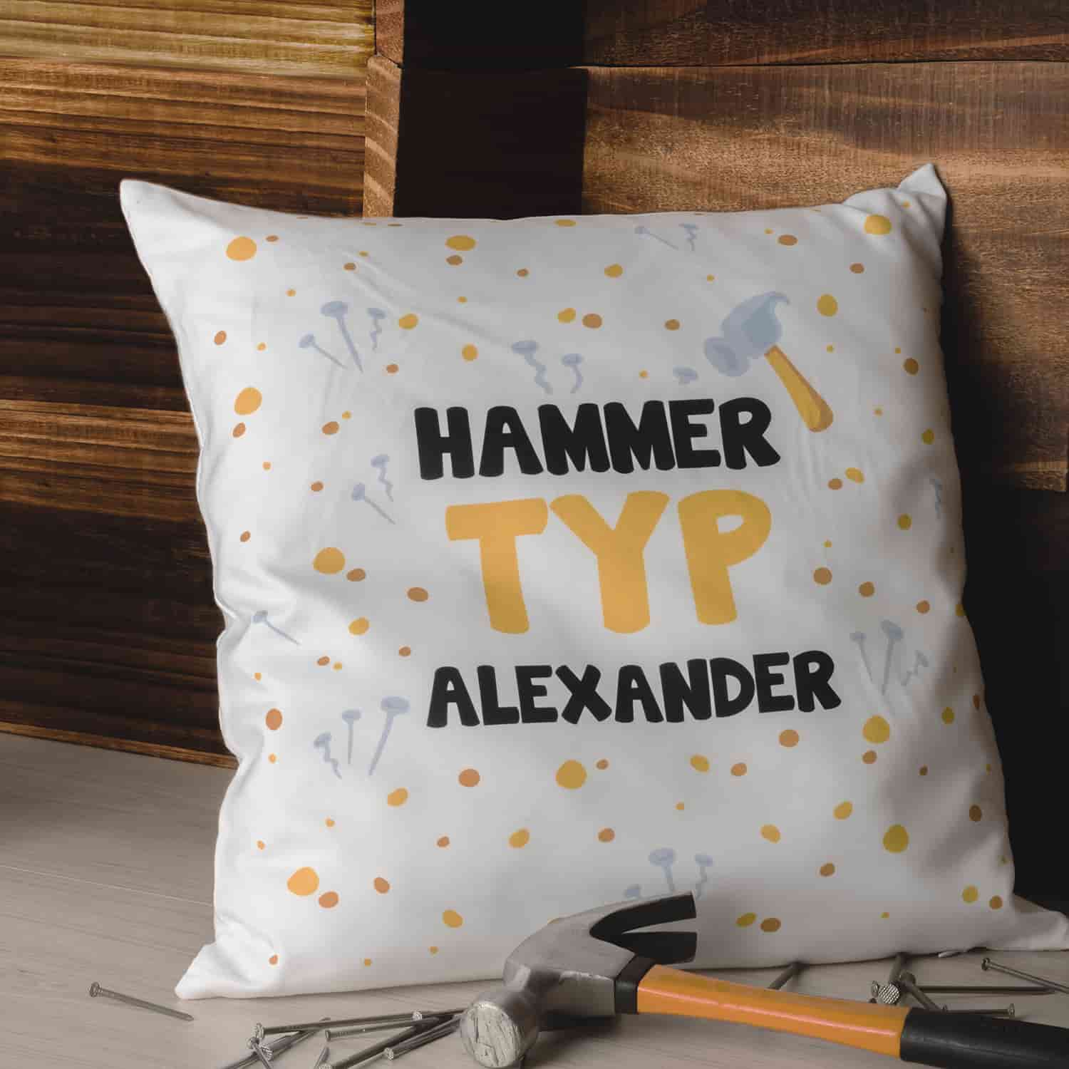 Personalisiertes Kissen mit dem Spruch "Hammer Typ" und dem Beispielsnamen "Alexander"