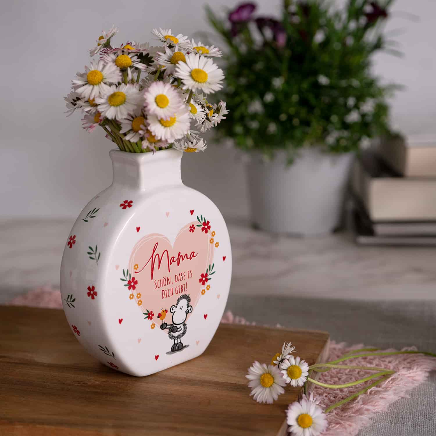 Vase mit Blumen, sheepworld Motiv und ein Herz mit dem Spruch "Mama schön, dass es Dich gibt!