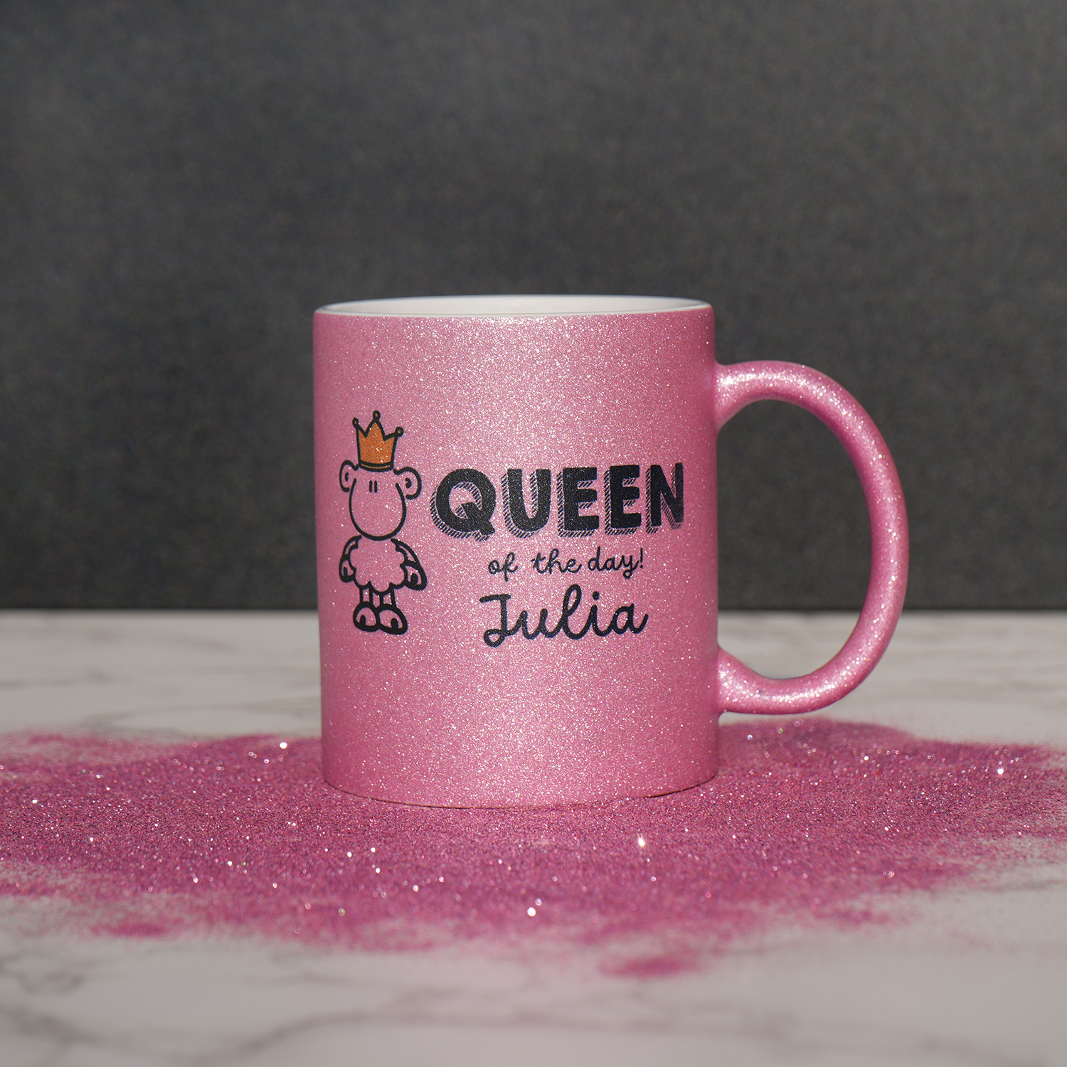 Glitzertasse »Queen of the day! …« mit Wunschnamen, rosa, personalisiert
