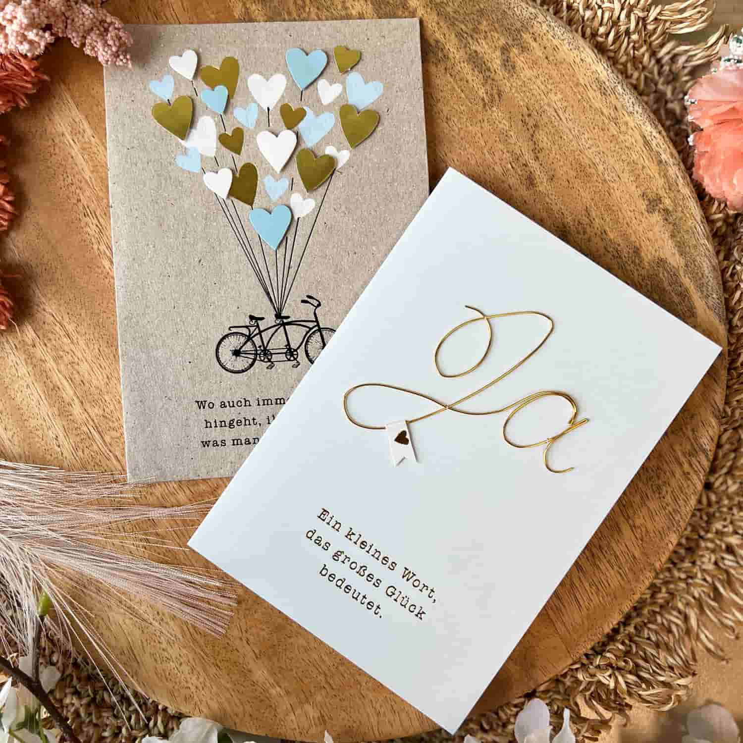Eine braune und eine weiße Grußkarte mit verschiedenen Sprüchen für die Hochzeit