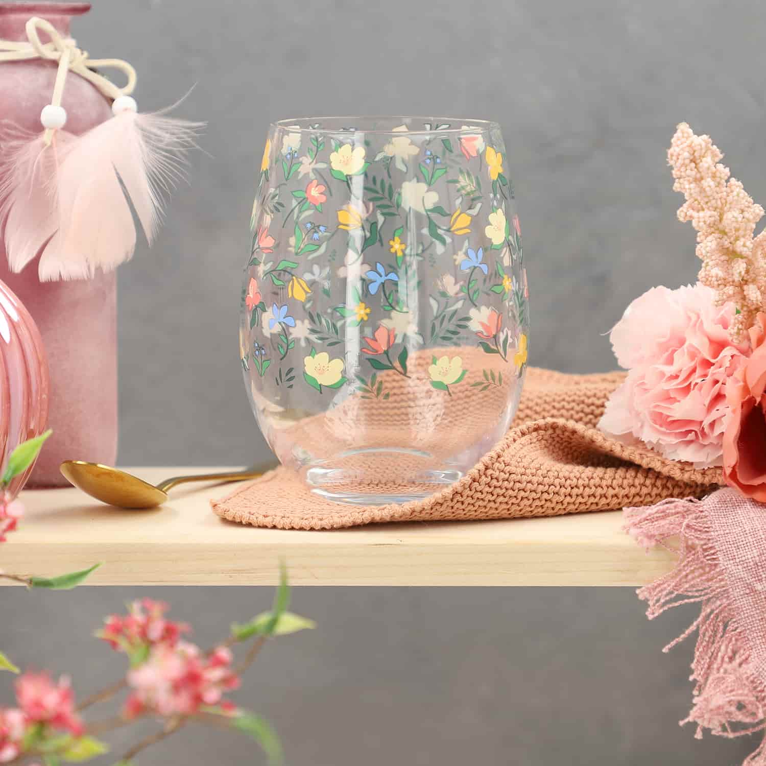 Trinkglas mit Blumenmuster auf einem Tisch 