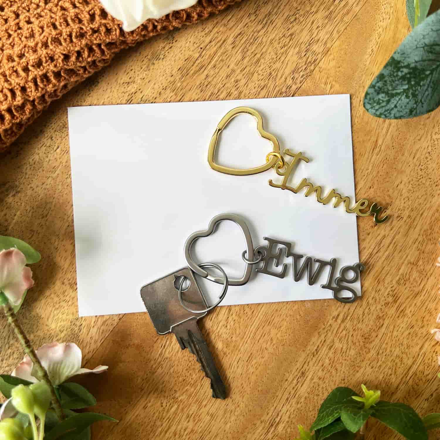 Schlüsselanhänger-Set mit einmal dem Wort "Immer" in der Farbe gold und dem Wort "Ewig" in der Farbe silber