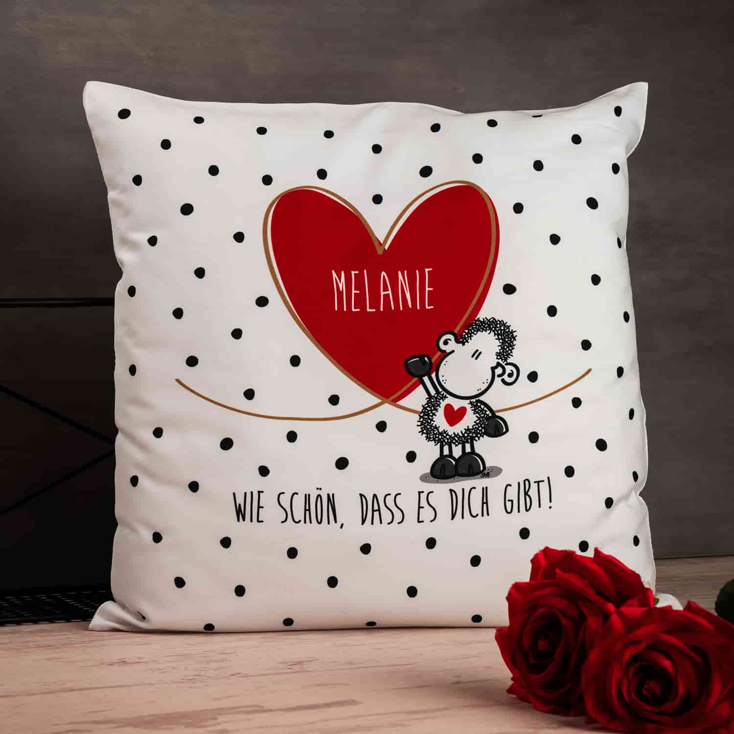 Personalisiertes Kissen mit dem Spruch "Wie schön, dass es Dich gibt!"  und dem Beispielsnamen "Melanie"