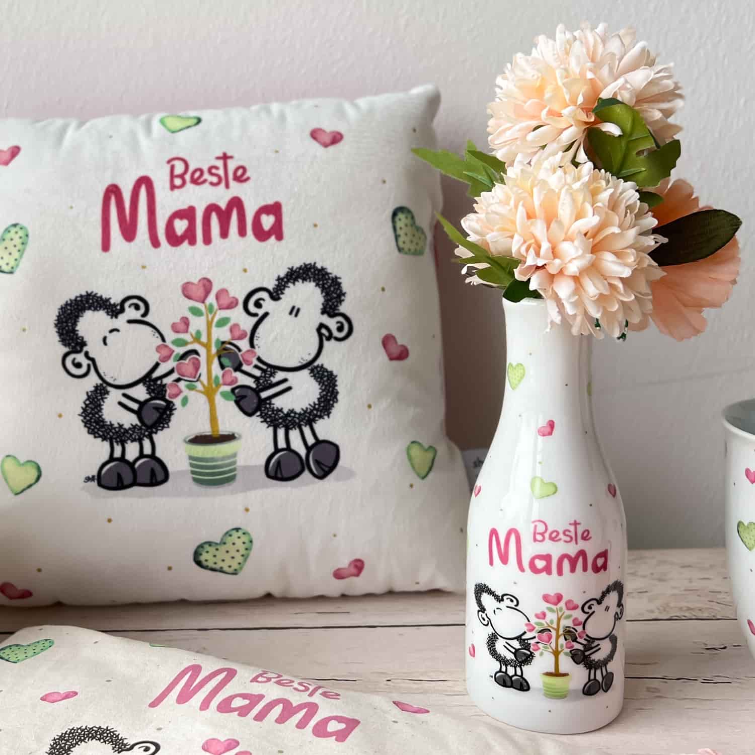 Kissen und Vase mit sheepworld Motiv und dem Spruch "Beste Mama"