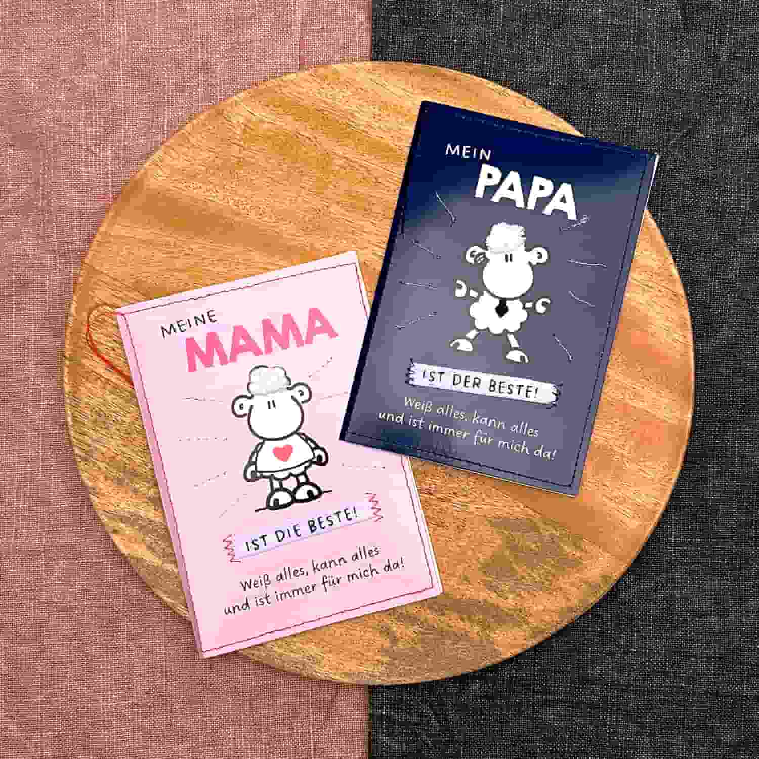 Eine pinke und eine blaue Grußkarte für Mama und Papa mit verschiedenen Sprüchen
