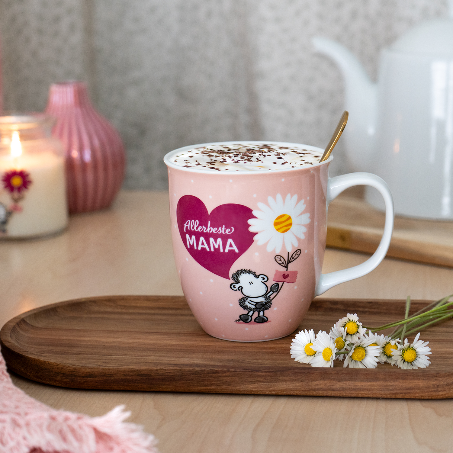 Entdecke jetzt unsere neuen Geschenkideen für die ALLERBESTE MAMA der Welt! ❤️😍 Wie wäre es mit einem selbstgepflückten Blumenstrauß in einer hübschen Vase, einer Tasse Kaffee, einer Kerze für eine kuschelige Stimmung oder ein Kirschkernkissen für entspannte Momente? 😁Deine Mama wird sich bestimmt über eine kleine Aufmerksamkeit am Ehrentag der Mütter freuen. 🥰
.
.
.
#sheepworld #Muttertag #muttertagsgeschenke #giftideas #geschenke #geschenkidee #mama #mumgoals #mum #mami #mutter #muttersein #familie #family #goodtimes #aufmerksamkeit #mitbringsel #überraschung #mamaleben #dubistwertvoll #dubisttoll #meinemamaistdiebeste #engelohneflügelnenntmanmama #geschenkset #geschenk